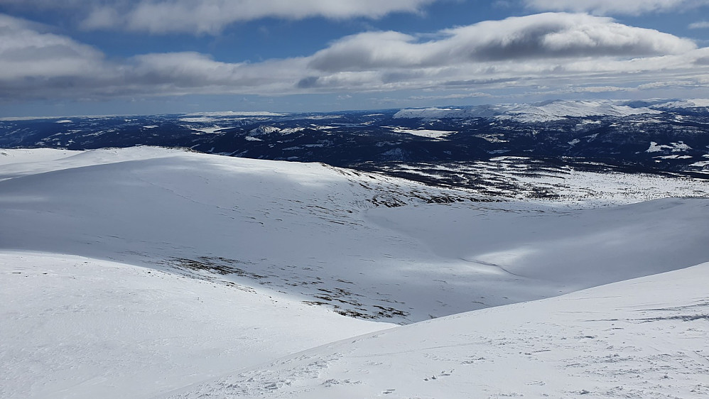 Da ventet det en flott aketur ned fjellryggen sørover, og så videre ned bekkedalen