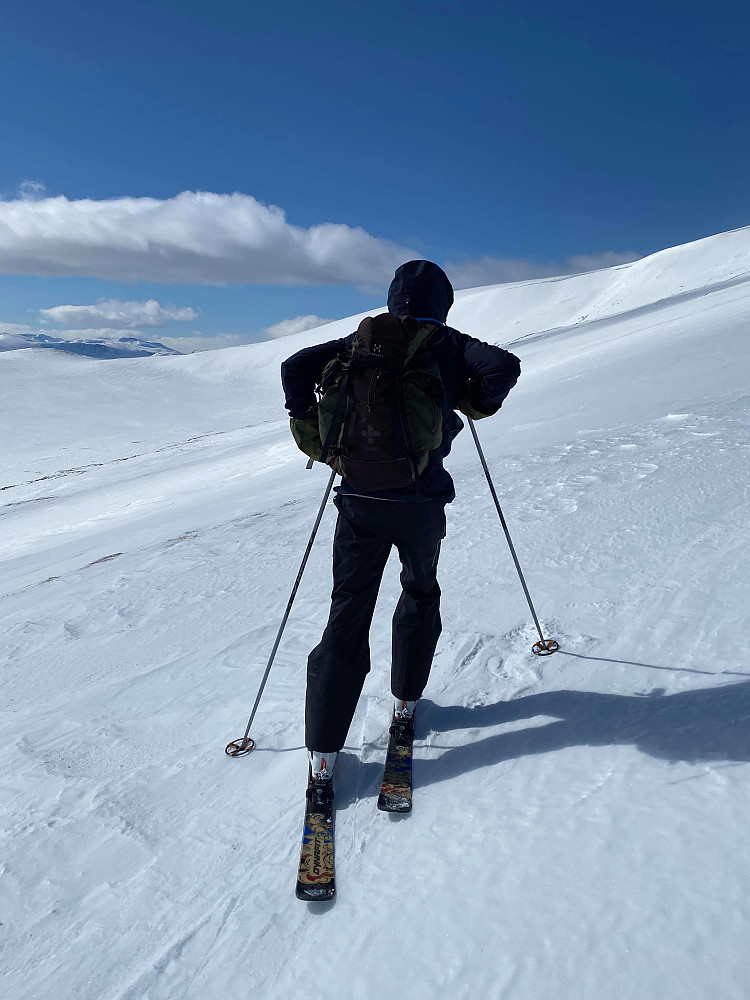 Det ble noen pauser på tur ned for å hvile lårene litt, og for å diskutere sporvalg