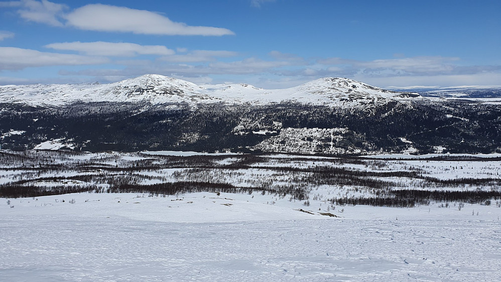 Utsikt over Espedalen mot Gråhøin. Fortsatt mye snø også på solsiden