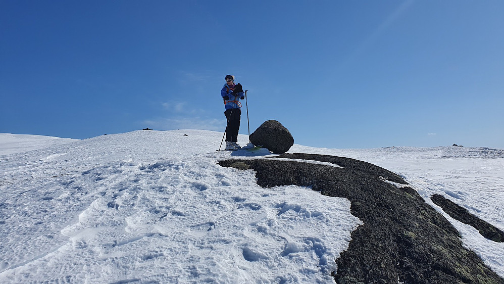 Liten pause oppe på Ongsjøfjellet. Vi hadde nå vinden i ryggen og det var lett å gå