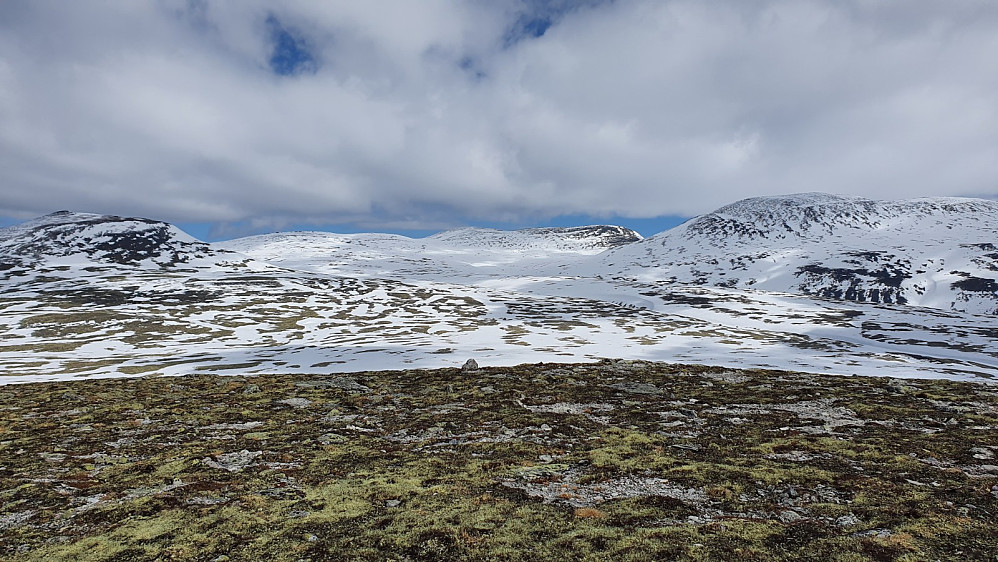 Da hadde jeg fri sikt mot dagens hovedtopp, Skjellåkinna. Eriksrudhøe til venstre og Gravskardhøgda til høyre
