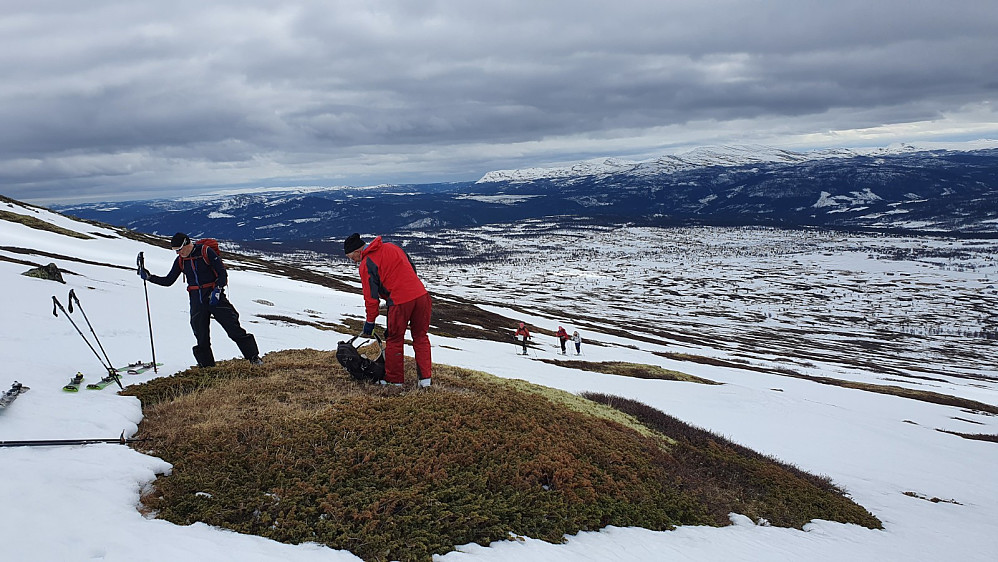 Etter å ha ruslet opp til fjellet ble det en matpause. Tilbakeblikk ned mot start. 