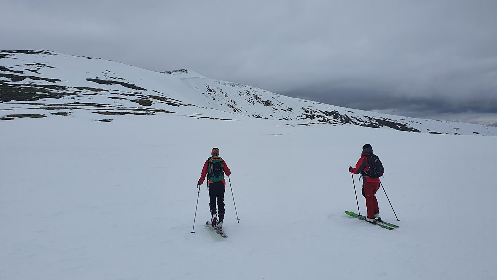 Da var det ikke så langt opp til toppen, men siste snøfonna er bratt nok til at det koster litt krefter