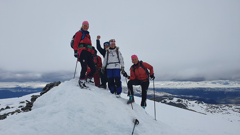 Fornøyde damer på toppen. Gutta kom helt i bakgrunnen