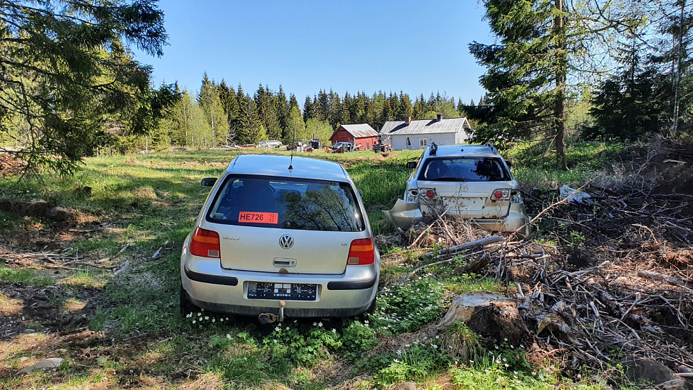 På Skuruberget var det en privat søppelplass (Sikkert ulovlig anlagt) over hele området. Det er nok en skikkelig skrotnisse som holder til her oppe