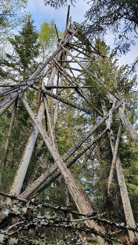 På toppen stod faktisk det gamle tårnet fortsatt, men jeg klatrert ikke opp..