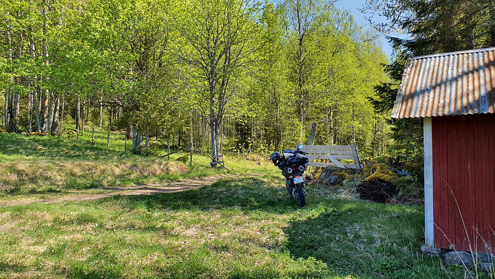 Jeg kunne parkere i skyggen på blomsterenga ved dette uthuset. Stien startet opp ved gjerdet på andre siden av veien