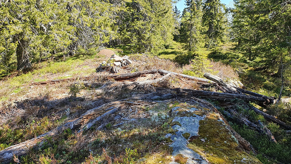 Det sedvanlige sammenraste utkikkstårnet også på toppen av Hakaskallen