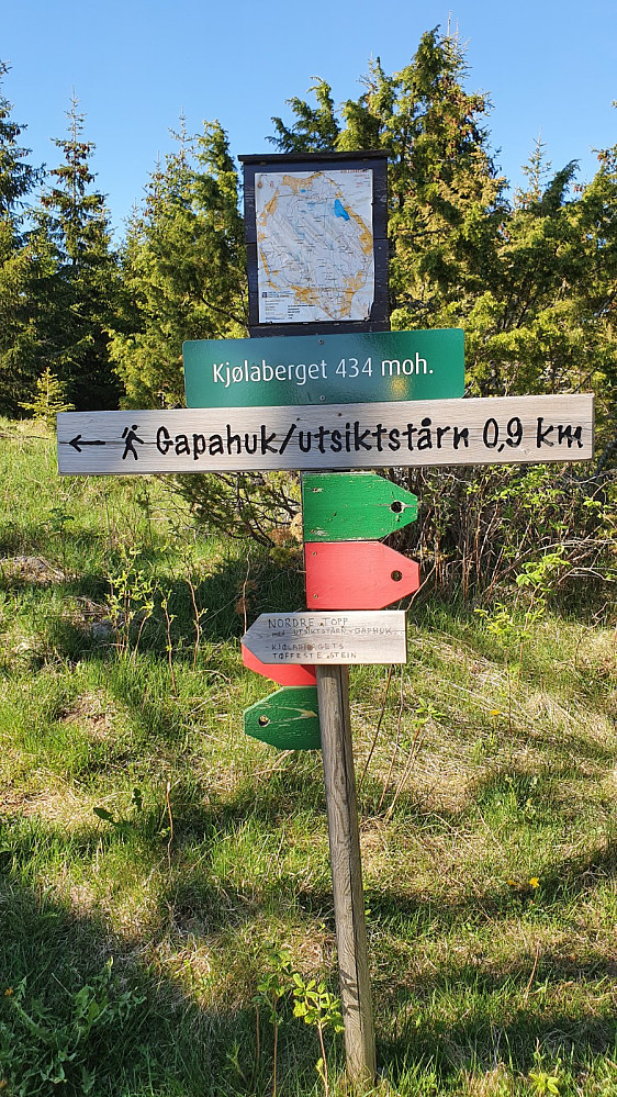 Skilt rett under toppen der veien kommer opp. Det ble en tur til opp etterpå, men da med motorsykkelen