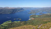 Vi kunne nesten ikke få nok av utsikten og brukte god tid på toppen
