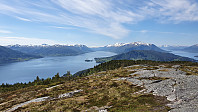 Nærmere Molde var det snø på fjellene