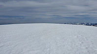 Snøen lå tjukk på toppen, og vi gikk over høyeste punktet på snøfonna