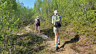 Damene tok av langbuksene før vi startet inn skogen