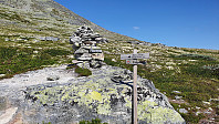 Nede i lia var det skiltet sti mot Straumbu