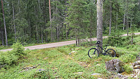 Her parkerte jeg sykkelen og tok beina fatt opp skogen