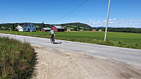 Vi valgte å ta syklene opp mot Rønnåsberget, som vi ser i bakgrunnen på bildet