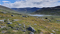 Tilbakeblikk ned dalen og med Fossbot-tjønne