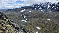 Over mot Finnhalspiggen litt nede i fjellsia