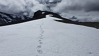 På tur ned kunne jeg igjen gå lett et stykke på en snøfonne. Tilbakeblikk opp mot toppen