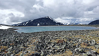 Det var hvite bølger på dette tjernet. Lauvhøe i bakgrunnen