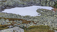 Litt snø lå det igjen her og der. Vinden tok godt her oppe, så jeg måtte kle på meg med vindtett jakke og lue