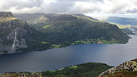 På andre siden av Vangsmjøse var toppen av Vennisfjellet dekket av skyene