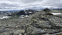 Toppen av Øyre mot Ørnenøse.  Høgeloft langt der bak
