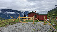 Jeg var litt frempå og parkerte bak gjerdet rundt denne hytta på Steindestølen, fordi det gikk mye storfe på beite her