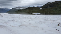 Det passerte en regnbyge tett forbi meg, og når jeg kom til denne snøfonna dampa det av snøen etter regnbyga