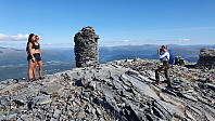 Disse lettkledde damene fra UK passerte oss på tur opp og på toppen ble MMO engasjert som fotograf