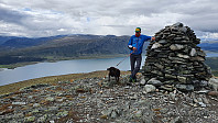 På toppen av Trollhøe med Tesse i bakgrunnen