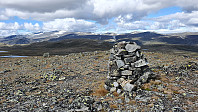 Toppvarden på Veofjellet Vest med Kvitingskjølen bak til venstre