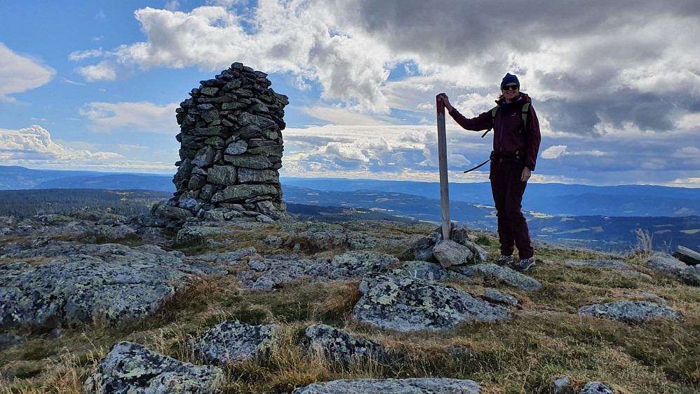 GO på toppen av Kidliknappen. Gudbrandsdalen til venstre og Gausdal bak GO