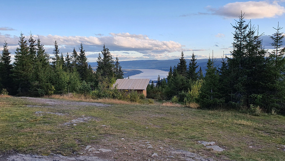 Ny gapahuk rett ved toppen. Plasseringen er ikke særlig fin med tanke på at skogen i løpet av et par år vil vokse opp og sperre utsikten