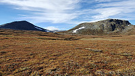 Tilbakeblikk opp mot Gråvåhøe til venstre og Nordre Koppe til høyre