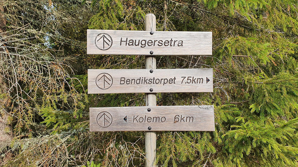 På Haugersetra var det skiltet og markert med bauta og gapahuk