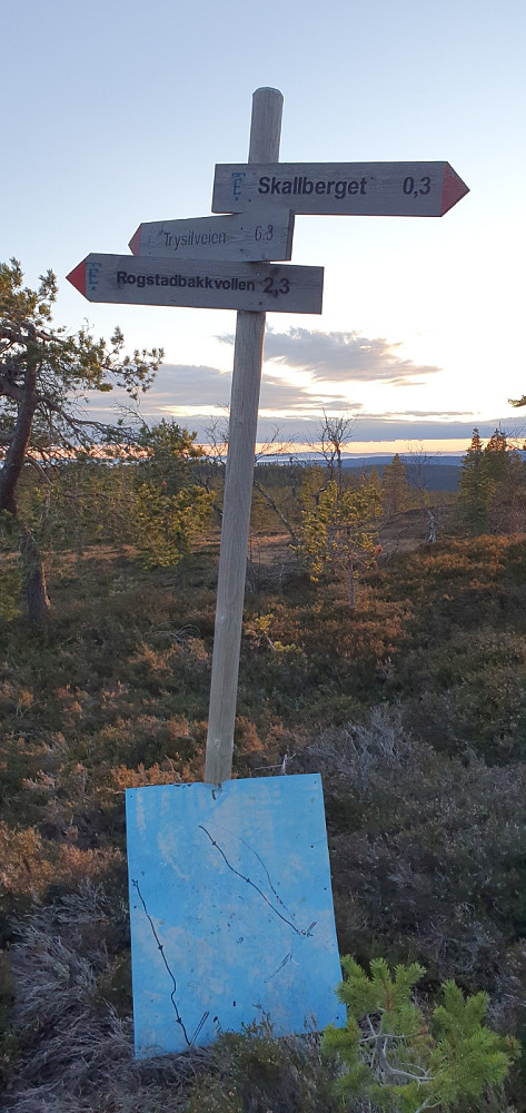 Skilt oppe på åsen