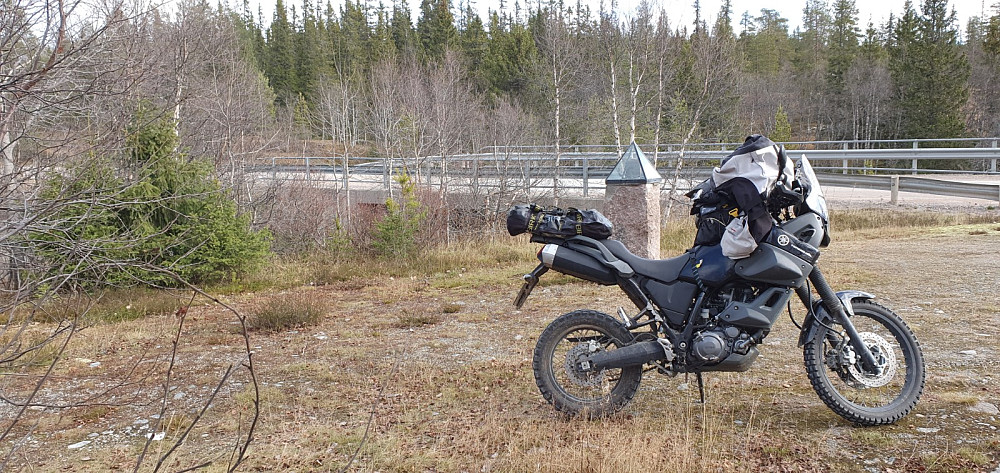 Det var en stor parkeringsplass ved brua der det var naturlig å starte fra