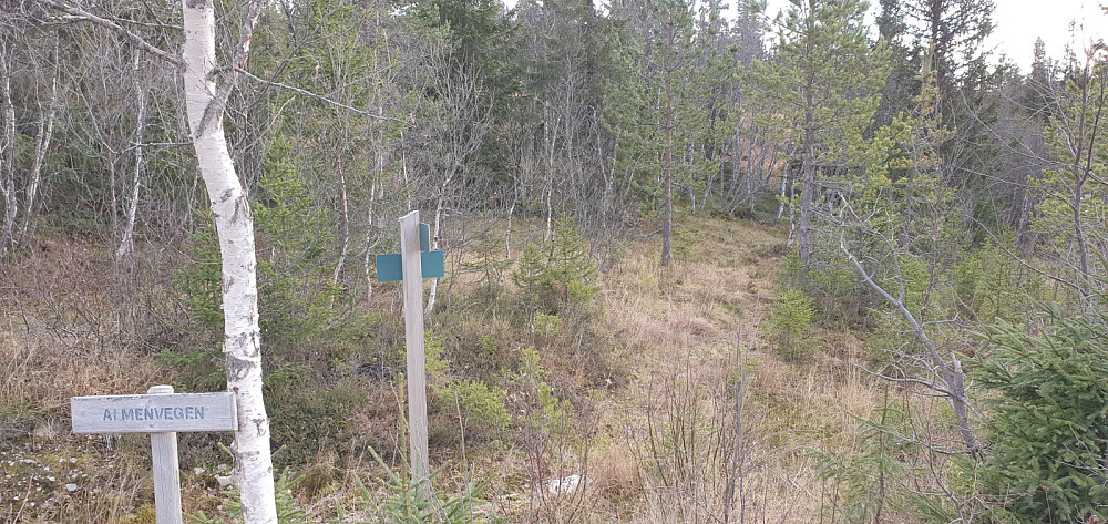 Skilt ved turstart på andre siden av brua