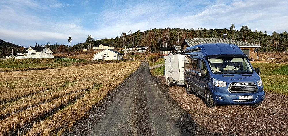 Jeg valgte å parkere her, men så siden at det var en stor snuplass og parkeringsplass rett ovenfor øverste huset