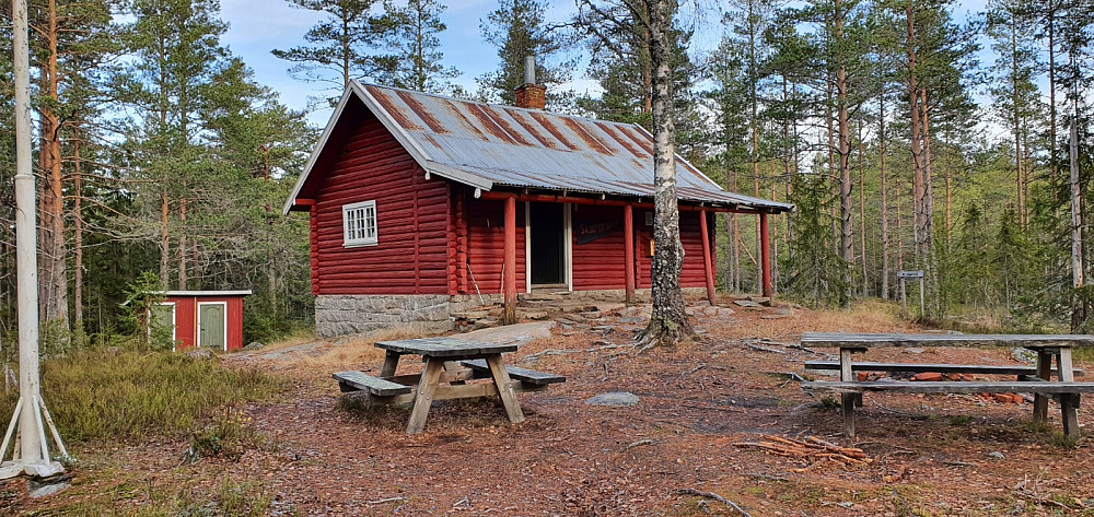 Oppe på Skjerpåshytta traff jeg to damer på tur. De foreslo at jeg skulle ta følge med dem, men jeg skulle jo til topps, så jeg takket høflig nei.