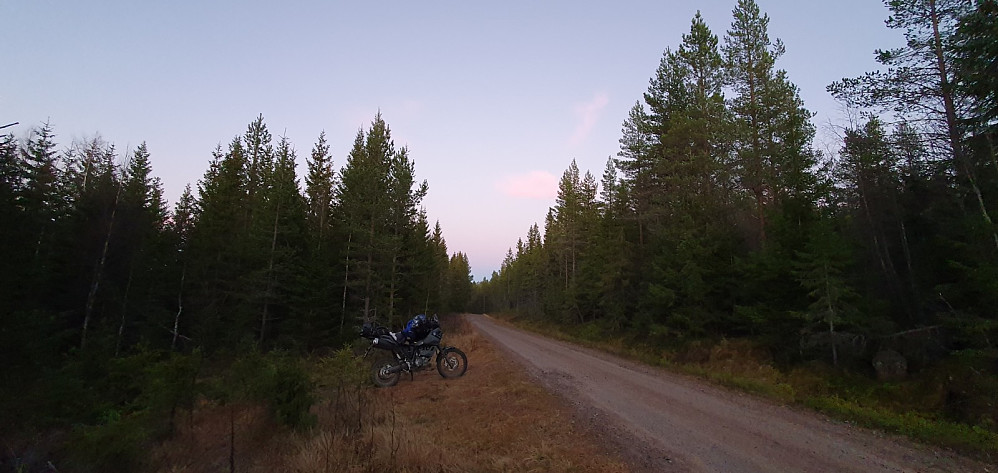 Når jeg kom ned til motorsykkelen, var det skumt, og det ble å ta det med ro bort til Velta hvor bilen stod, og hvor jeg skulle overnatte.