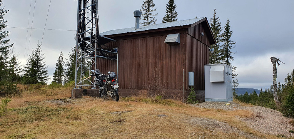 Motorsykkelen ved antenna på toppen av Skråckarberget