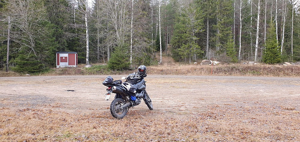 Jeg parkerte på en enorm parkeringsplass ved enden av veien, og tok av rett opp skogen
