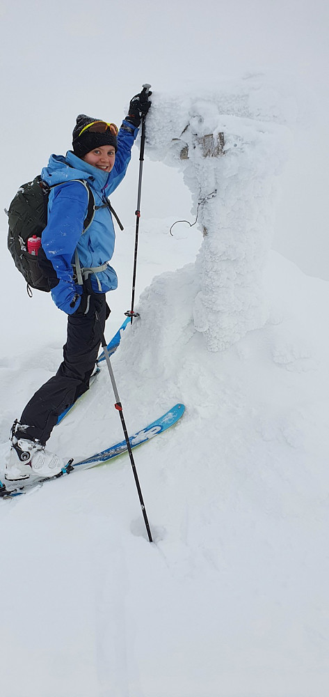 Skiltet på toppen av Storhøa var dekket av snø. Deretter ventet en flott aketur ned igjen, som ble krevende nede i skogen pga mye trær som var bøyd ned av tung snø