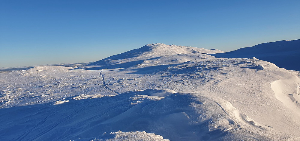 Tilbakeblikk fra Ruten Vest og bort på toppen av Ruten. Herfra ble det en fin aketur ned igjen, med en liten avstikker opp på Skarvranden