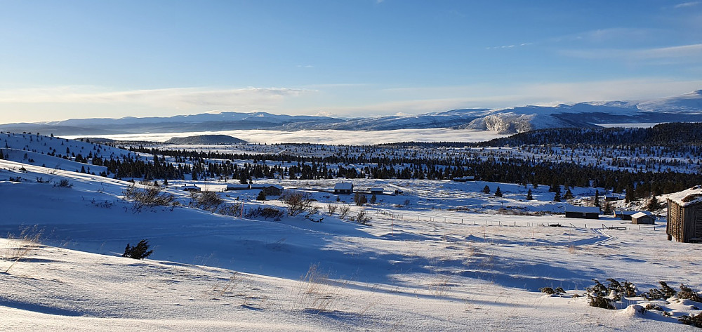 Det ble en matpause ved øvre setra. Tilbakeblikk mot start og tåka som ligger nede i Gudbrandsdalen