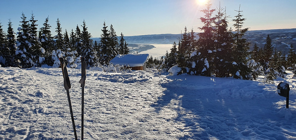 Utsikt fra toppen av Balbergkampen og ned på Mjøsa