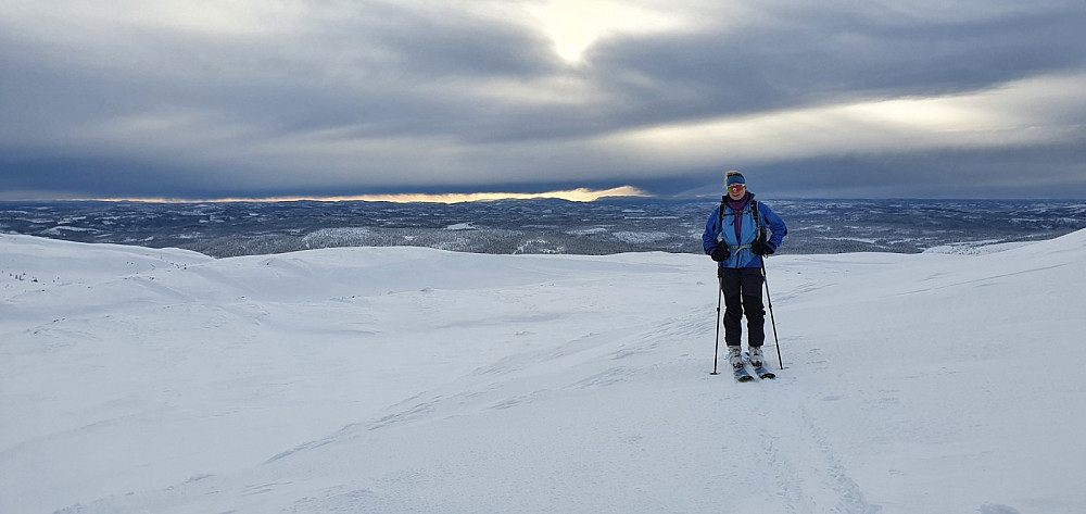 Oppe på fjellet ble det litt lettere å gå, men forsatt var det en del løs snø. Sola kikket nesten frem, så vi så lett konturene i snøen