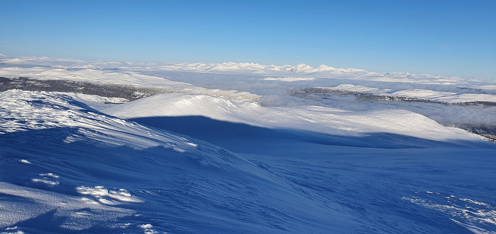 Utsikt fra toppen og bort mot Rondane